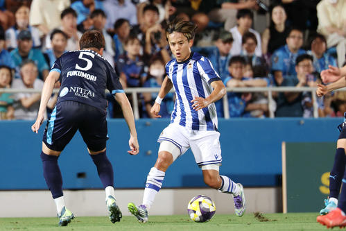 国際親善試合Rソシエダード対横浜FC　前半、ドリブルするRソシエダード久保（2025年7月25日撮影）