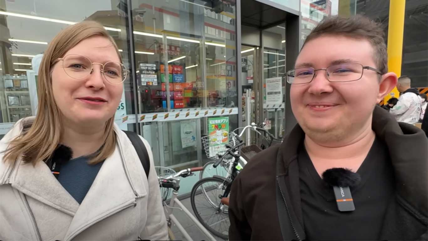 日本のコンビニを訪れた（左から）ドイツ人のレナさんとジェレミさん（スクリーンショット）