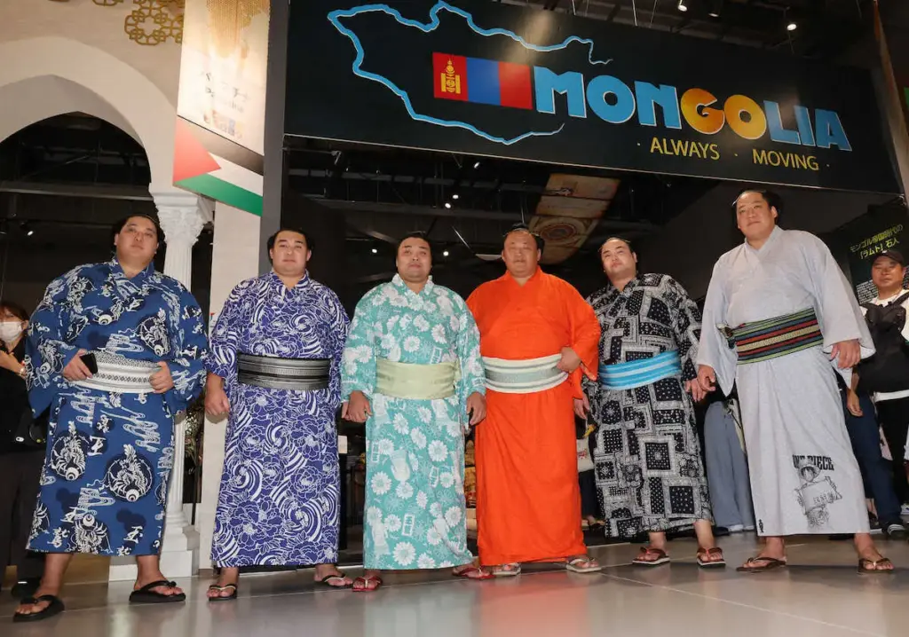 玉鷲　霧島らとモンゴル館を訪問　大阪・関西万博巡業の合間に　公演は満員の4000人動員 - スポニチ Sponichi Annex スポーツ