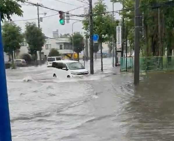 【道路が水浸し】北海道釧路市で1時間60ミリの非常に激しい雨"統計開始以来1位"の大雨で「冠水被害」相次ぐ（北海道ニュースUHB） - Yahoo!ニュース - Yahoo!ニュース