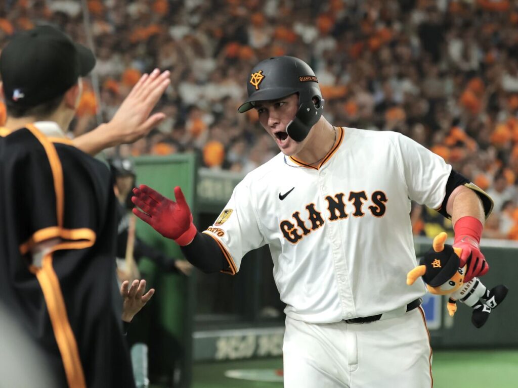 ７回２死、右越えソロ本塁打を放ち仲間に出迎えられるリチャード（カメラ・小林　泰斗）