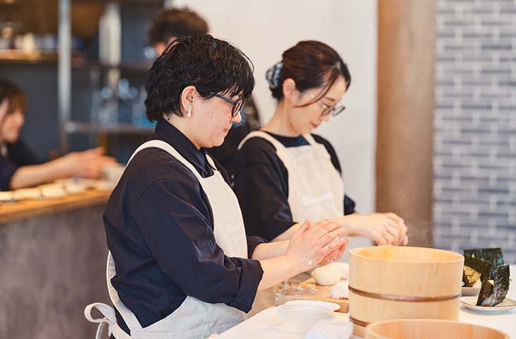 両女将のおむすびは、宮城の米と佐賀の海苔で両県の交流を象徴した