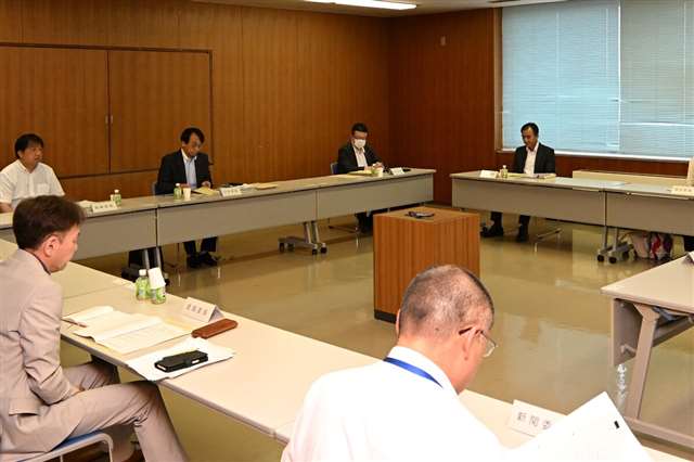 最低賃金、労使の溝深く 秋田地方審専門部会初会合、引き上げ額に８０円の差｜秋田魁新報電子版 - 秋田魁新報電子版