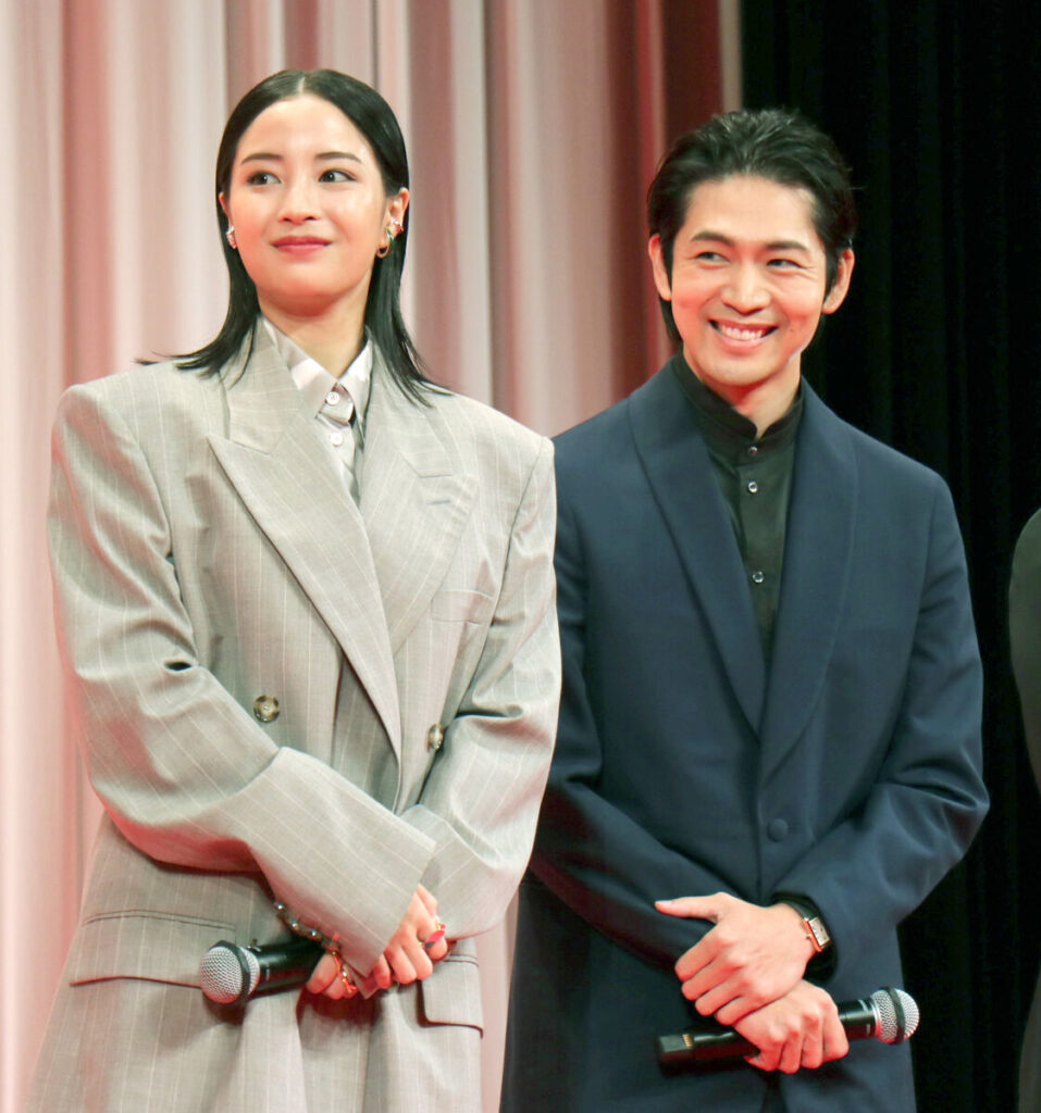 映画「遠い山なみの光」完成披露舞台あいさつに出席した広瀬すず、松下洸平