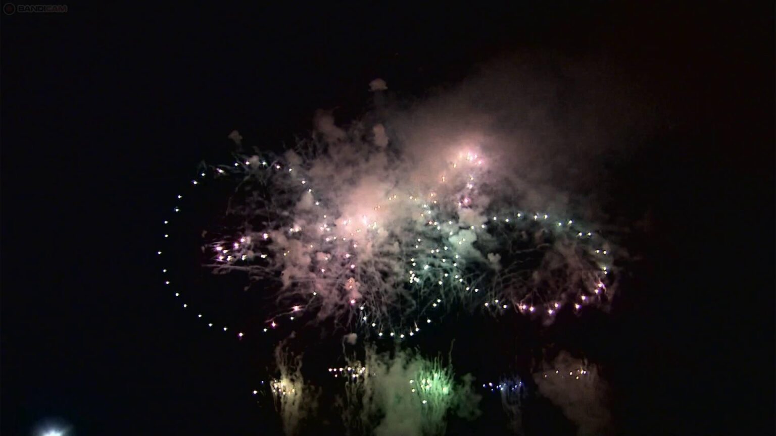 青森花火大会 夜空に浮かぶ大輪に酔いしれる（ABA青森朝日放送） - Yahoo!ニュース