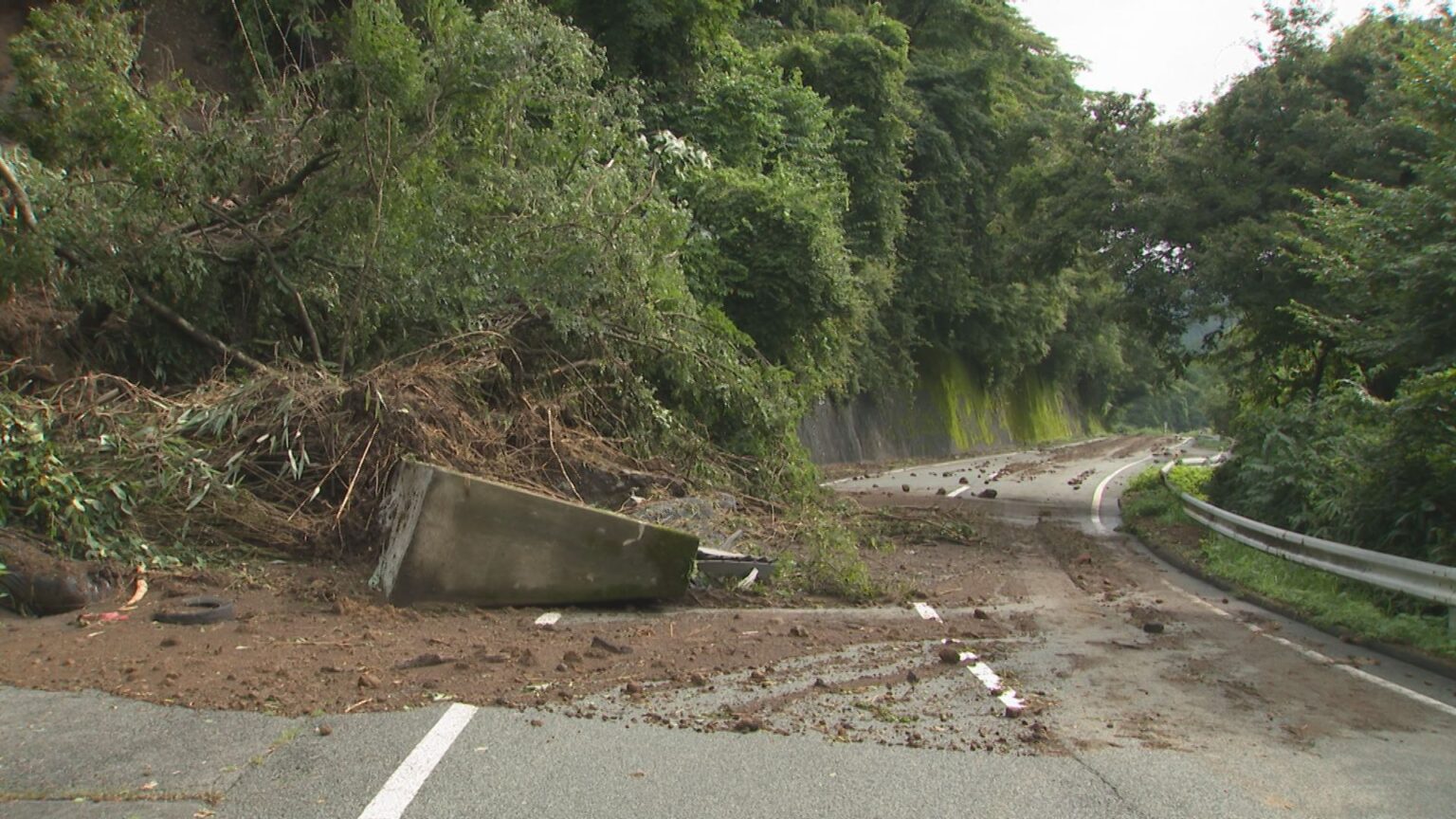 【通行止め】熊本県 産山村山鹿 県道40号（南小国波野線）で約20mの土砂崩れが道路を塞ぐ（RKK熊本放送） - Yahoo!ニュース - Yahoo!ニュース