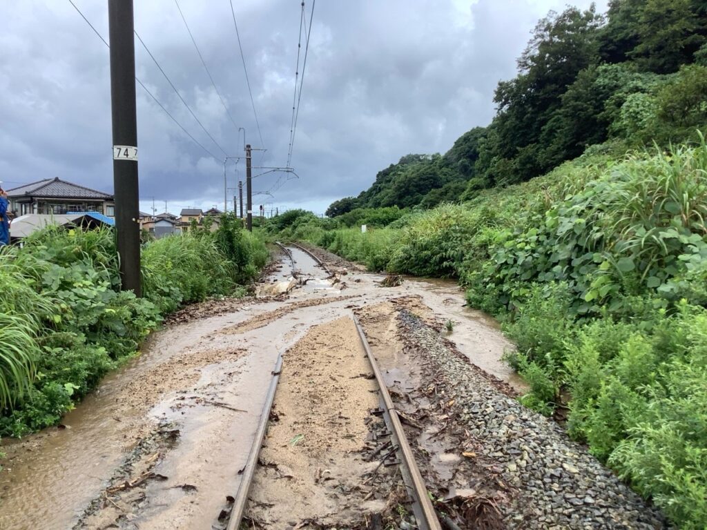 “非常に激しい雨”で線路上に土砂流入…羽越線で一時運転見合わせに 佐渡市の総雨量は400ミリ超 新潟県内9日明け方にかけて土砂災害に注意を（新潟ニュースNST） - Yahoo!ニュース - Yahoo!ニュース