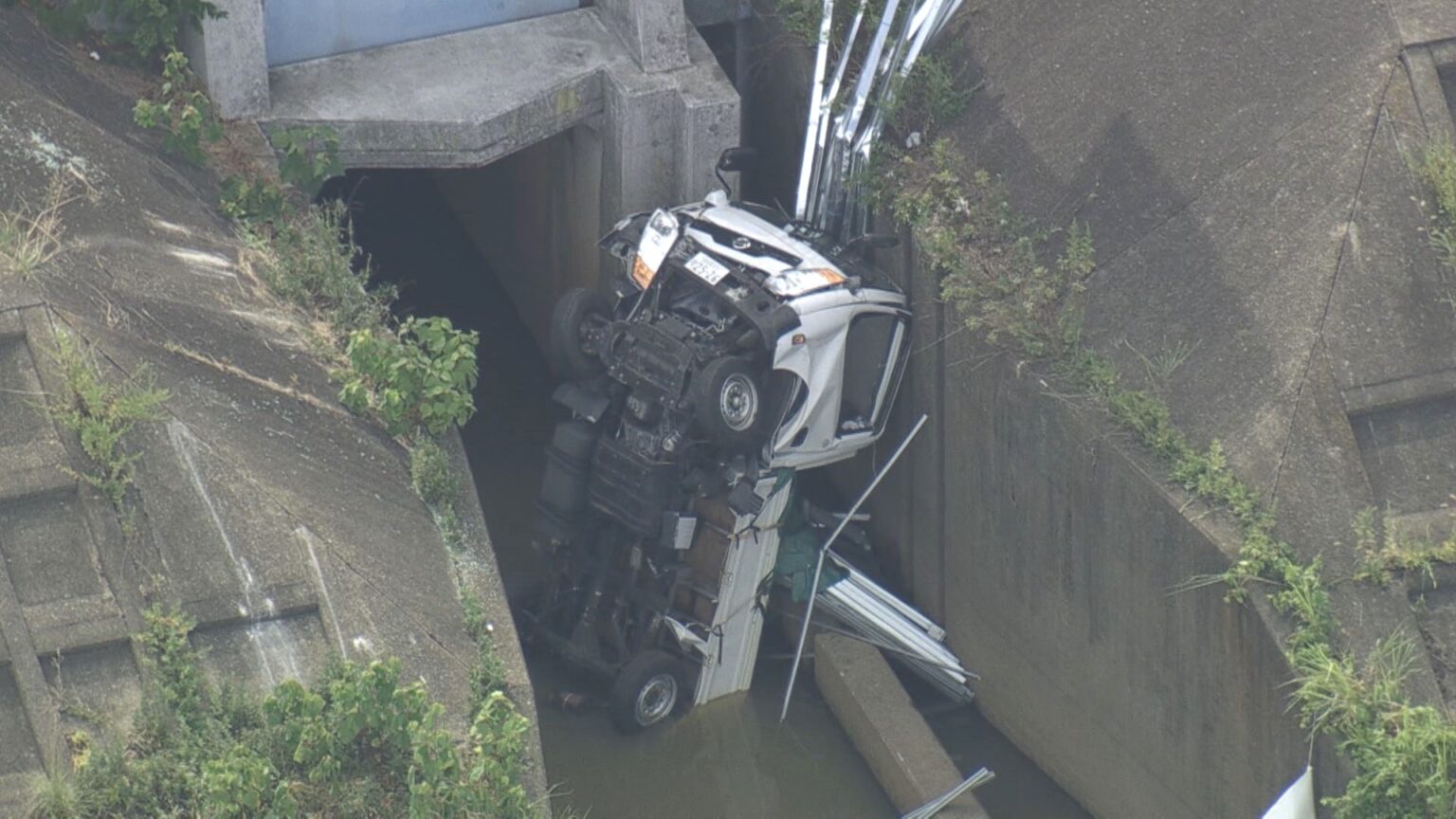 5mほど下の水路へ…堤防道路を走っていたトラックが道を外れて転落 運転していた59歳男性を搬送も死亡（東海テレビ） - Yahoo!ニュース