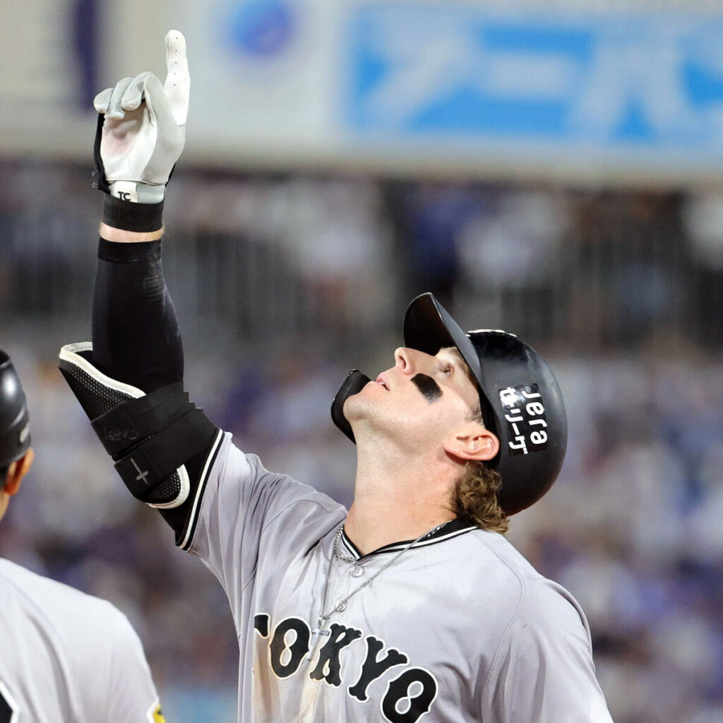 ６回無死満塁、中前適時打を放ったキャベッジ（カメラ・中島　傑）