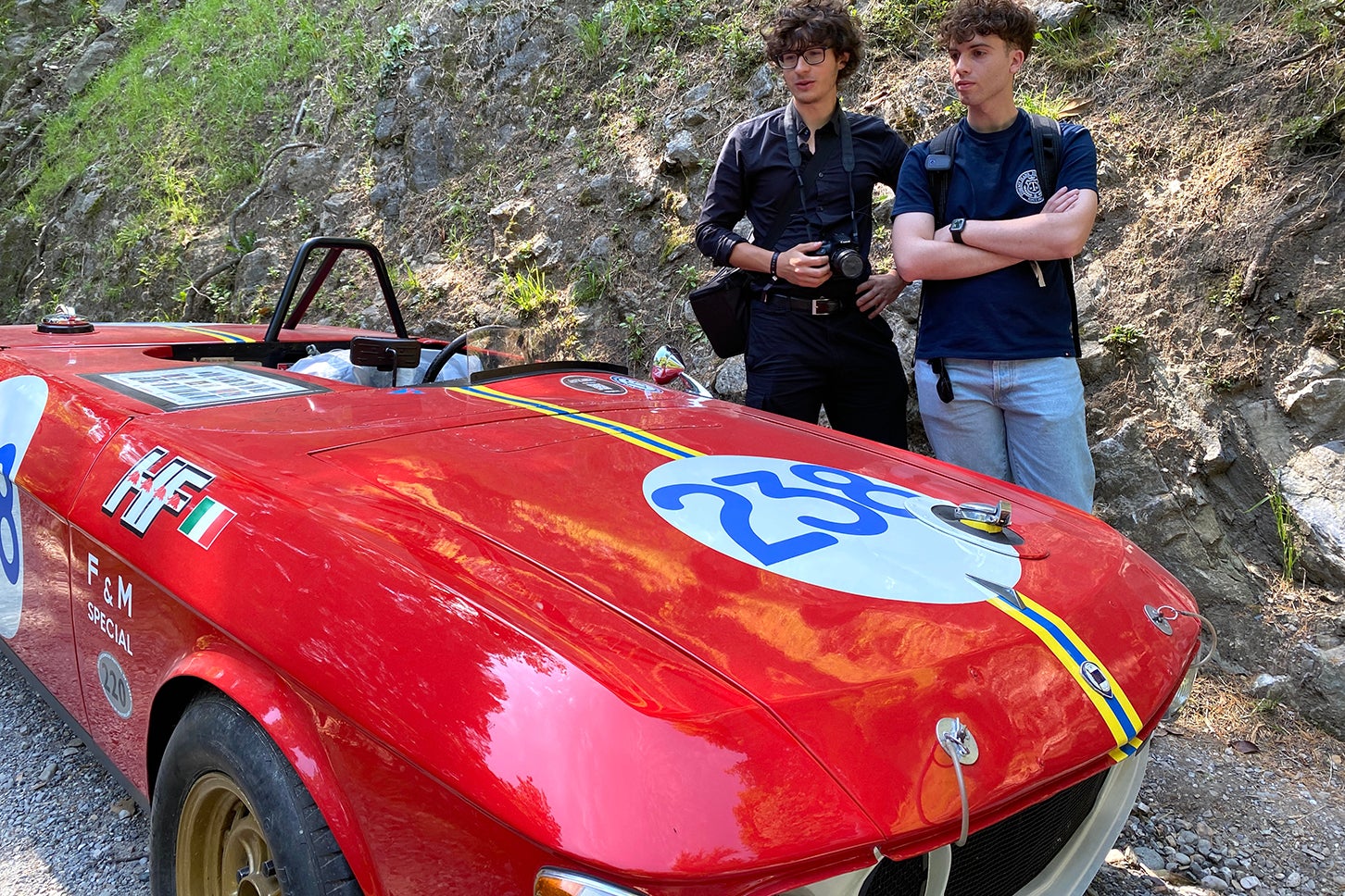 北部ベルガモから来たシモーネさん21歳（左）とロベルトさん 24歳（右）。車両は1969年「ランチア・フルヴィア・スパイダー・スペチアーレHF」。