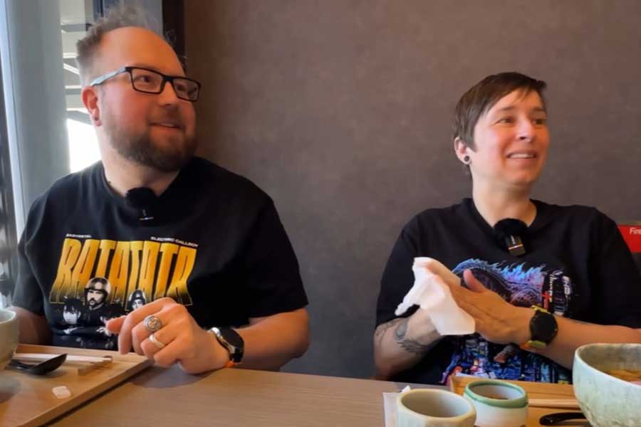 名古屋名物を堪能する（左から）ステファンさんとミカエラさん（スクリーンショット）