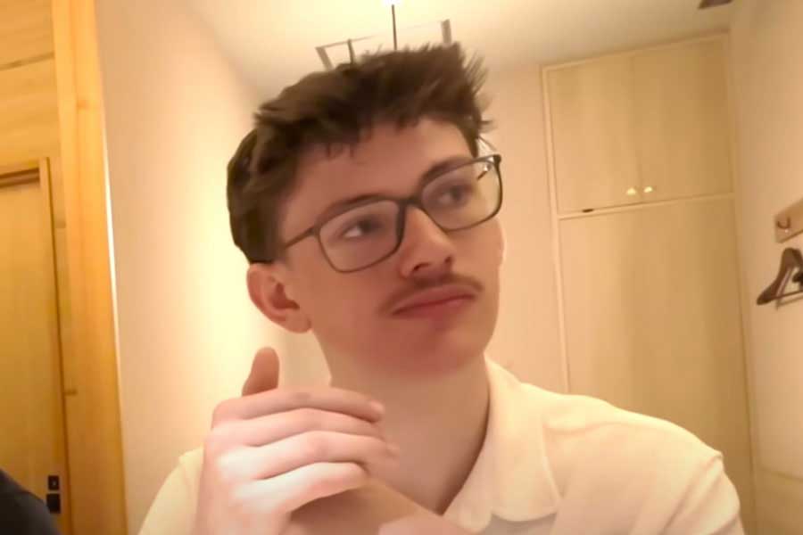 赤貝の握りを味わうヒューイさん（スクリーンショット）