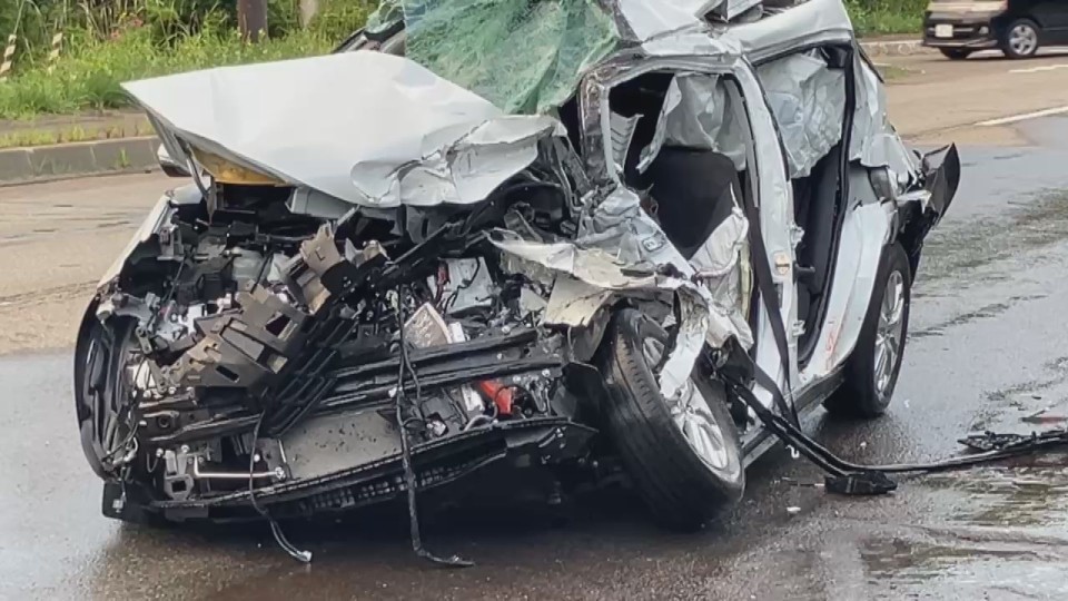 【速報】乗用車がトラックと衝突し大破 家族とみられる4人全員が病院搬送、そのうち女の子を含む2人が意識不明 北海道弟子屈町・国道391号線（HBCニュース北海道） - Yahoo!ニュース