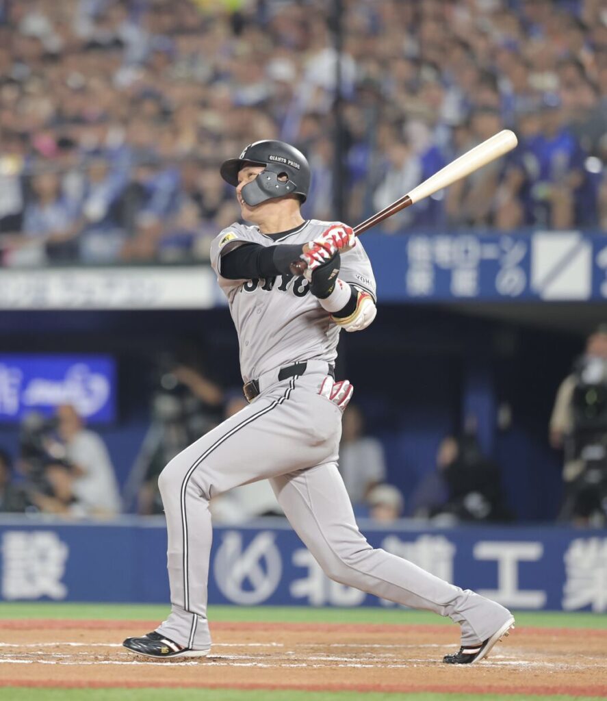 ６回１死一、三塁、左線に勝ち越し適時二塁打を放つ坂本勇人（カメラ・小林　泰斗