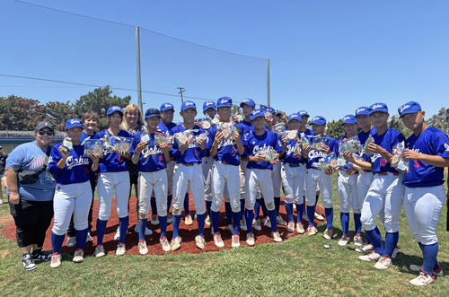 トーランス市の高校一年生チームからスナック菓子をもらって笑顔の金ヶ崎リトルシニアの選手たち（撮影・斎藤庸裕）