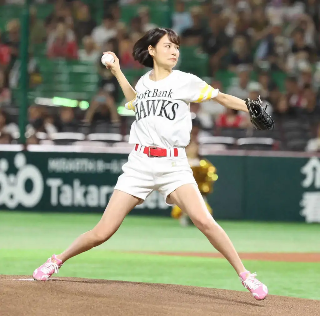 博多美女タレントが始球式で「悔しい」　91キロも感無量の涙「夢でした」 - スポニチ Sponichi Annex 野球