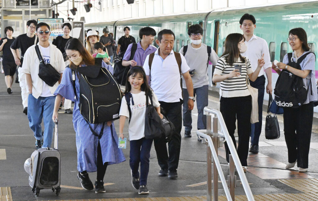 久しぶりの再会に笑顔 福島県内で帰省ラッシュ本格化（福島民友新聞） - Yahoo!ニュース