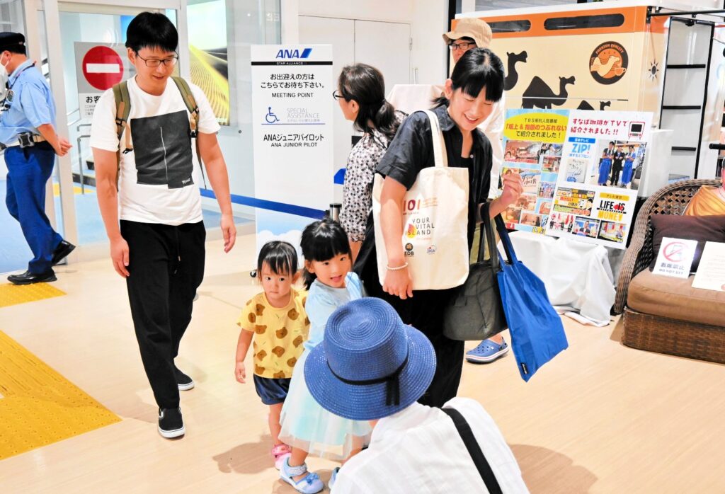 「おかえり」と笑顔で再会 鳥取県内でもお盆の帰省ラッシュ始まる 駅や空港混雑（日本海新聞） - Yahoo!ニュース - Yahoo!ニュース