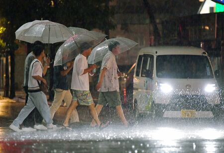 佐賀県内各地で大雨 武雄で1時間に110ミリ、広範囲で警報 鉄道は各地で運転見合わせ 8月10日（佐賀新聞） - Yahoo!ニュース - Yahoo!ニュース