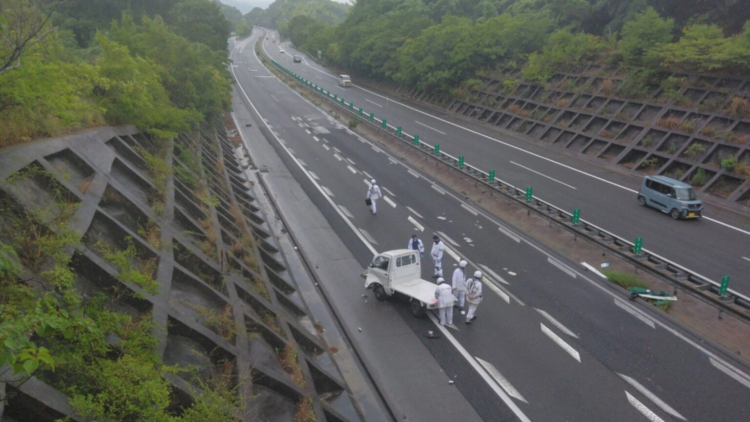 山陽自動車道 上りで軽トラックが側壁に衝突　運転手の男性が死亡　鴨方IC〜玉島IC（上り）が一時 通行止めに（現場画像2枚）【岡山】（RSK山陽放送） - Yahoo!ニュース