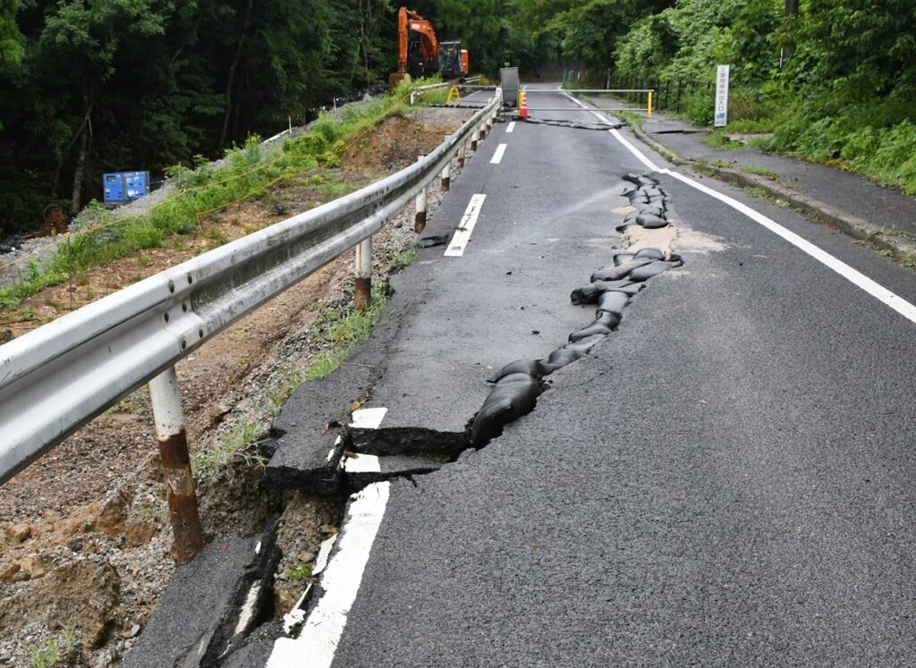大雨で、県道４４号が陥没 島根・隠岐の島町 片側通行→全面通行止めに、復旧のめど立たず（山陰中央新報） - Yahoo!ニュース - Yahoo!ニュース