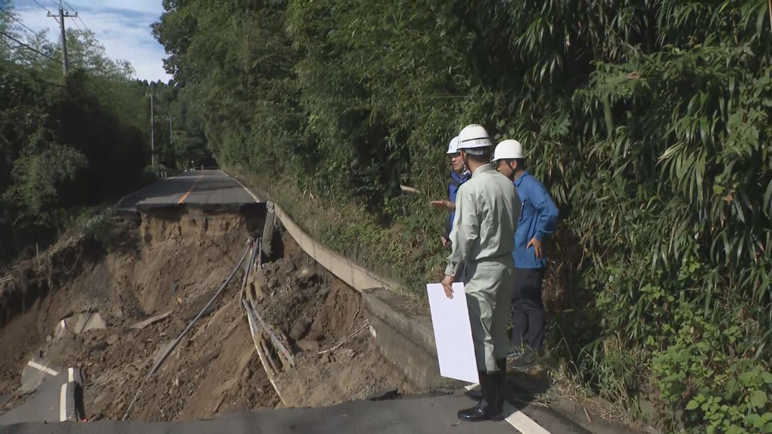 道路陥没で3人重軽傷 “地盤の弱さ”指摘も 馳浩石川県知事が原因究明を指示（MRO北陸放送） - Yahoo!ニュース
