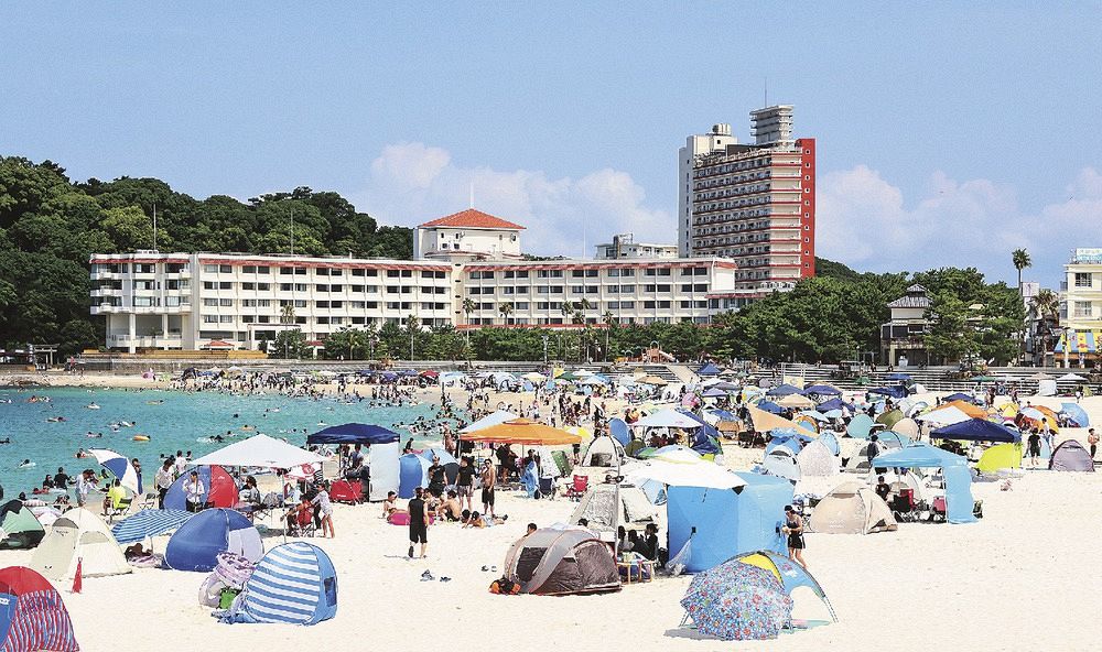 盆の白良浜にぎわう 砂浜彩るテントやパラソル、和歌山県白浜（紀伊民報） - Yahoo!ニュース