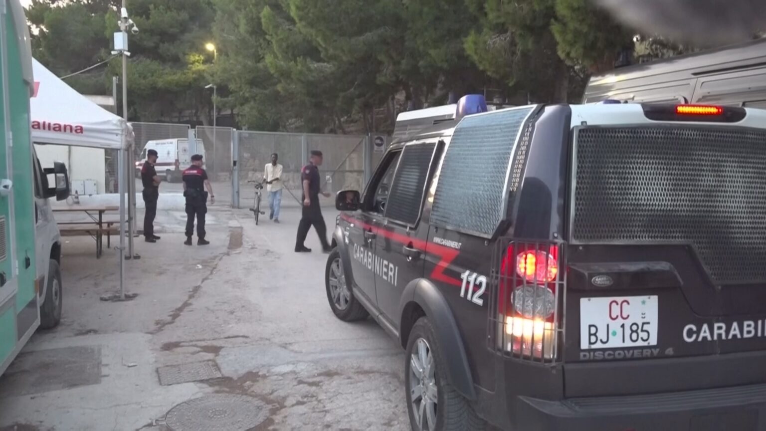 イタリア南部ランペドゥーサ島沖で移民を乗せた船が転覆　少なくとも27人死亡（TBS NEWS DIG Powered by JNN）