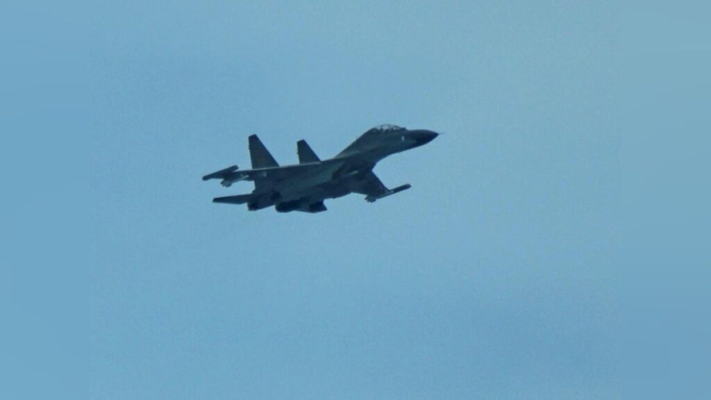 中国軍機がフィリピン機に接近６０ｍ、南シナ海スカボロー礁…比ＥＥＺ内の航行船に中国「領海侵入」 - 読売新聞オンライン