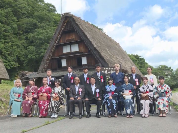 雪深い冬を避け毎年8月に…岐阜県白川村で「二十歳を祝う会」12人が再会を喜びながら合掌造りの前で記念撮影 | 東海テレビNEWS