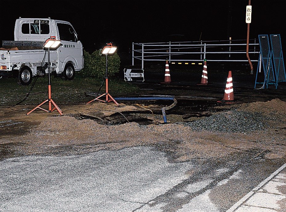 地下の水道管が破裂、道路が陥没 島根・松江市の市道、直径２ｍ、深さ６０ｃｍの穴 通りがかりの車、右前輪はまる（山陰中央新報） - Yahoo!ニュース - Yahoo!ニュース