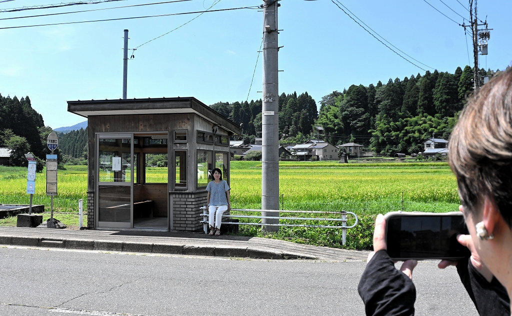 Mrs. GREEN APPLEの新曲「夏の影」MVロケ地と話題…のどかな町のバス停にファン続々　福井県越前町（福井新聞ＯＮＬＩＮＥ） - Yahoo!ニュース