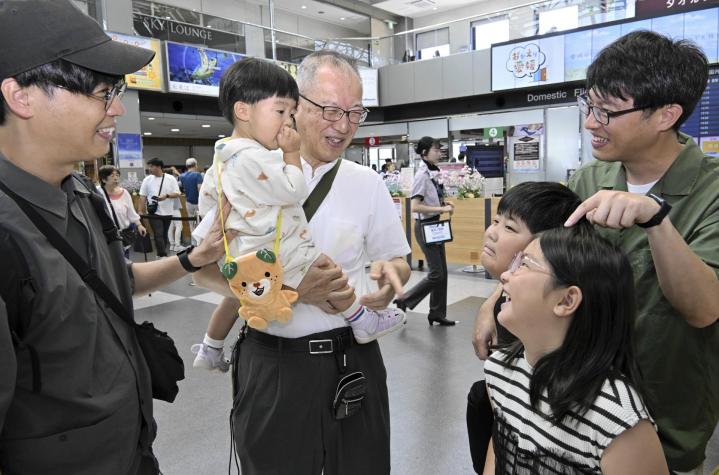 次は年末年始に会おうね！ 愛媛県内の帰省客Uターン本格化、松山空港混雑（愛媛新聞ONLINE） - Yahoo!ニュース - Yahoo!ニュース