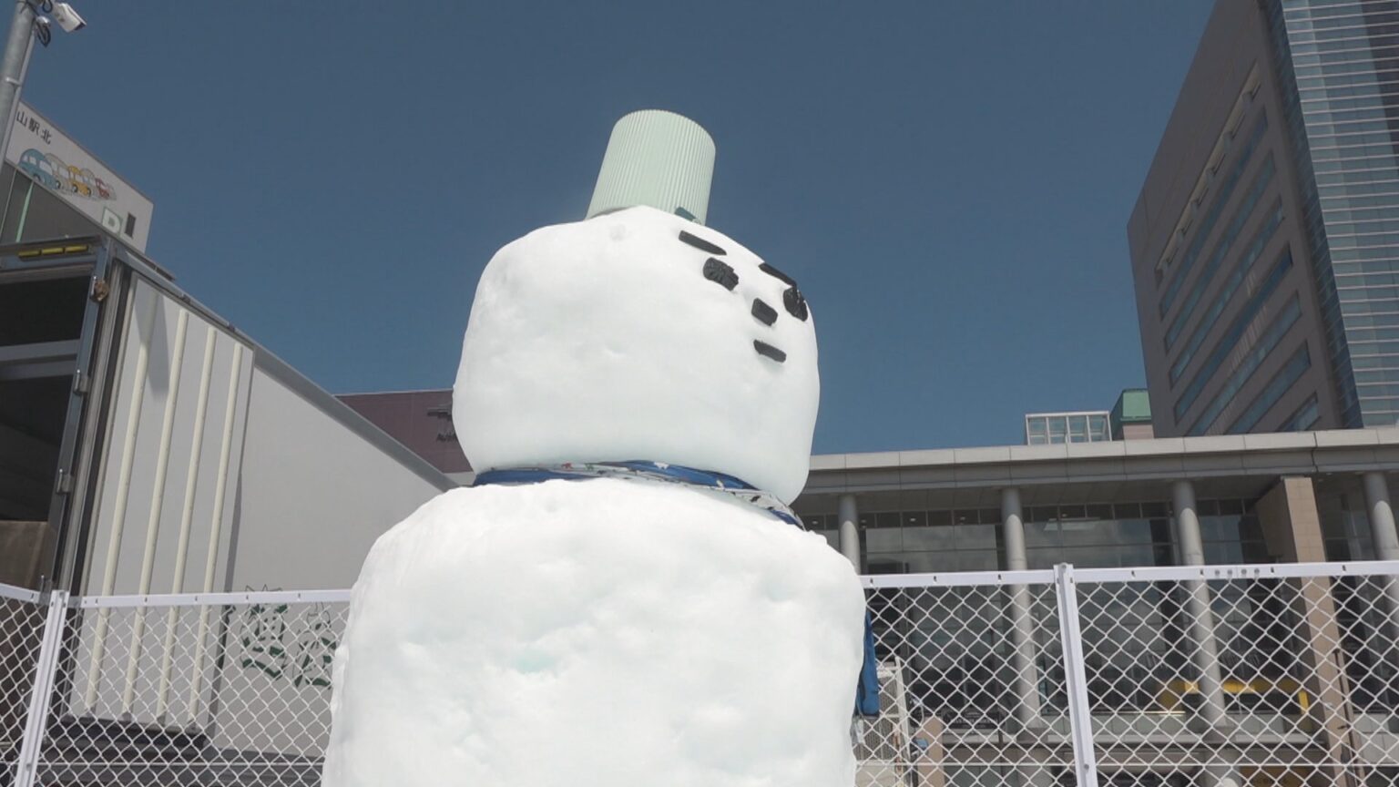 真夏なのに“雪の広場”が出現 1.6mの“雪だるま”も...真夏の雪体験イベント「涼しくてありがたい」 富山（チューリップテレビ） - Yahoo!ニュース