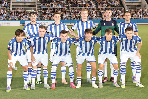 久保建英（手前左）らRソシエダードの選手たち（2025年7月撮影）