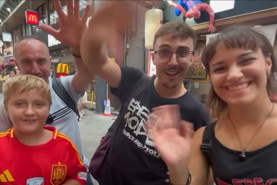 スペインからやってきた（右から）アイナさん、アナウさん兄妹と、叔父のジョルディさんと息子さん（スクリーンショット）