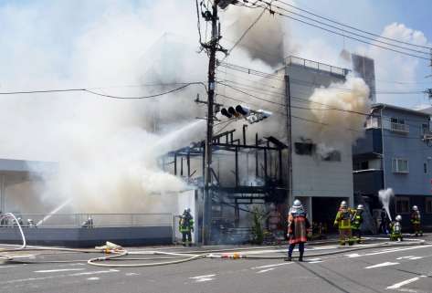 【写真】白昼。「2階建て住宅の2階から火が出ている」――空き家から出火、隣接住家と計2棟を全焼 鹿児島市 - 南日本新聞