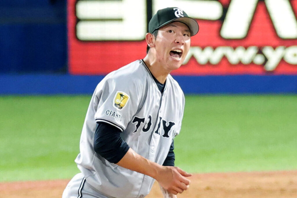 ８回２死、村上から空振り三振を奪い雄たけびを上げる戸郷翔征（カメラ・宮崎　亮太）