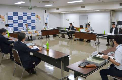 【写真】最低賃金、ついに鹿児島も1000円超へ――審議会で経営者側が「64円増の1017円」主張 労使で24円の差、結論は持ち越し - 南日本新聞