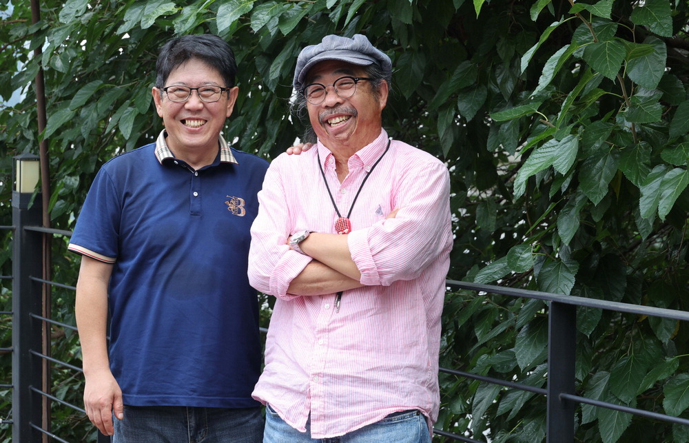 ソン·ジェオ大韓民国マダン劇フェスティバル理事長(右)とキム·チャンゴン農村優秀マダン劇大祝祭総括企画室長は「マダン劇の形式は伝統的だが話は現在的」と紹介した。 ハン·ジュヒョン記者