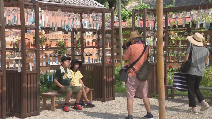 山あいの町で涼しげな音色…愛知県豊田市で夏恒例の『小渡夢かけ風鈴』約6千個が民家等並ぶ町並みに吊るされる | 東海テレビNEWS