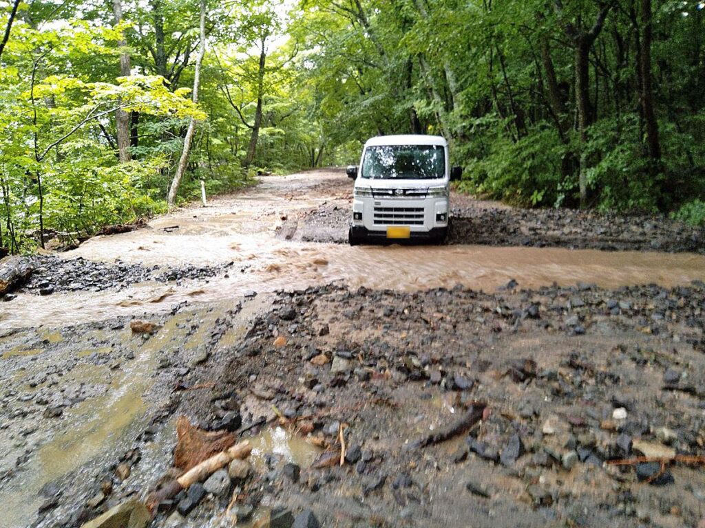【青森県内大雨】「稼ぎ時」の十和田湖直撃 施設浸水、キャンセルも（Web東奥） - Yahoo!ニュース