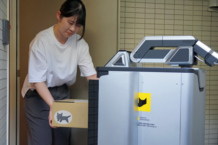 20250822yamato02 710x473 - ヤマト運輸／千葉県浦安市内のマンション内で自動配送ロボットの実証実験を開始