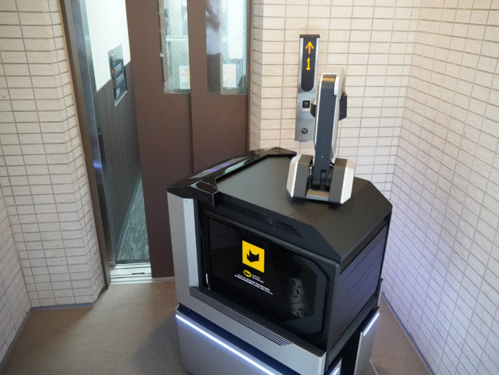 20250822yamato03 710x533 - ヤマト運輸／千葉県浦安市内のマンション内で自動配送ロボットの実証実験を開始