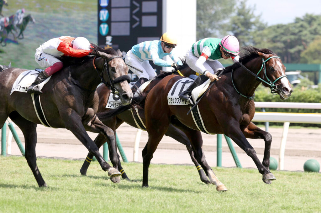 ２勝目を挙げたクラッシファイド（右）。岩田望来騎手は復帰後初勝利（カメラ・池内　雅彦）