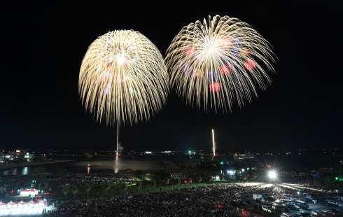 【写真】〈動画〉迫力満点！ 2尺玉の双子大輪――九州最大級1万5000発、夜空彩る かごしま錦江湾サマーナイト大花火大会に15万人 - 南日本新聞