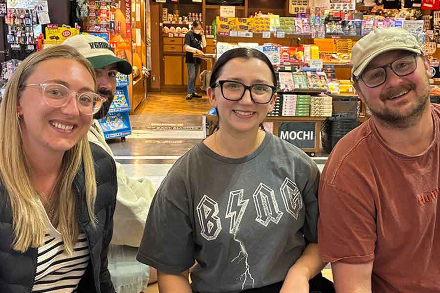 ニュージーランド出身の（左から）オリビアさん、キャスさん、ジェラントさん【写真：Hint-Pot編集部】