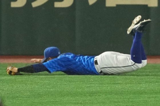 岡本が2度の"被害"…東京Dが戦慄した衝撃美技「何回も見たくなる」　G党脱帽「お手上げ」 | Full-Count