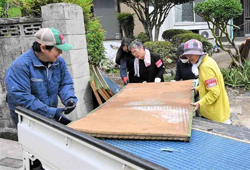 熊本・記録的大雨から2週間 熊本県内10市町、ボランティア不足深刻 １日数人しか集まらない町も（熊本日日新聞） - Yahoo!ニュース - Yahoo!ニュース