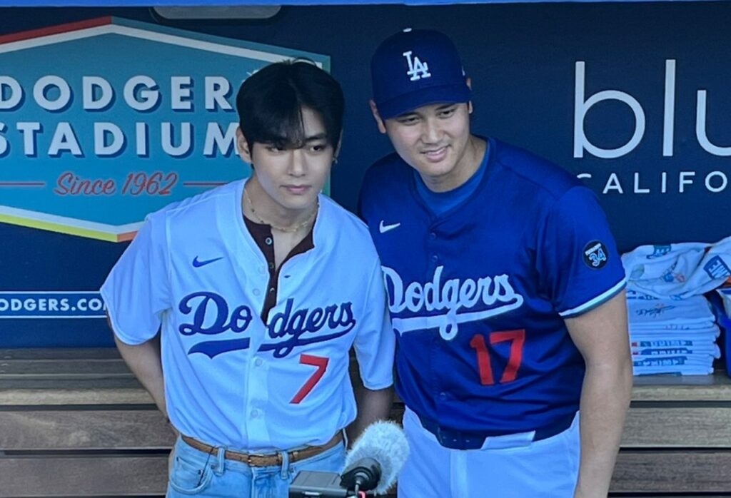 大谷翔平、韓国アイドル「BTS」のVさんと握手、試合前に”スター共演”…「キャー」ドジャースタジアム熱狂、警護もピリピリ - Yahoo!ニュース